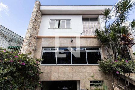 Casa para alugar com 220m², 3 quartos e 5 vagas Casa para alugar com 220m², 3 quartos e 5 vagasFachada