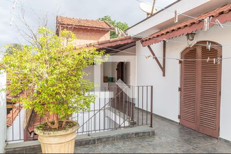 Casa à venda com 214m², 4 quartos e 3 vagas Casa à venda com 214m², 4 quartos e 3 vagasVaranda