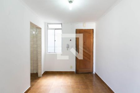 Sala de apartamento para alugar com 3 quartos, 58m² em Conjunto Residencial José Bonifácio, São Paulo