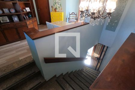 Casa à venda com 800m², 5 quartos e 4 vagasEScadas