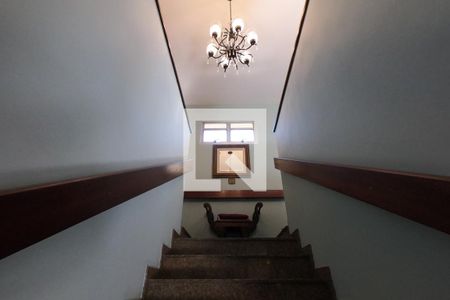 Casa à venda com 800m², 5 quartos e 4 vagasEScadas