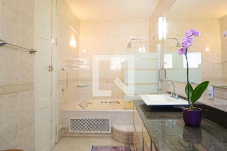 Casa de condomínio à venda com 700m², 5 quartos e 2 vagasBanheiro da Suíte 1