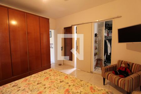Casa de condomínio à venda com 550m², 4 quartos e 4 vagasSuíte