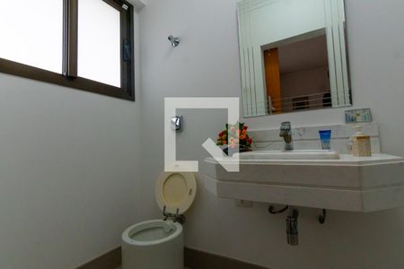 Casa à venda com 750m², 5 quartos e 10 vagasBanheiro da Suíte 1 e 2