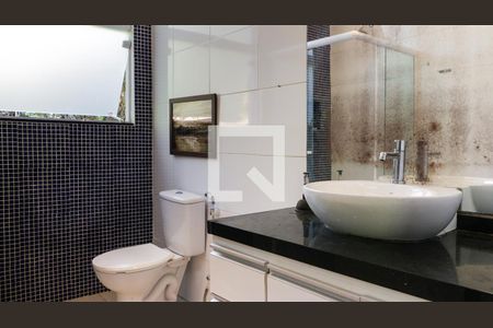 Casa de condomínio à venda com 1500m², 4 quartos e 8 vagas Casa de condomínio à venda com 1500m², 4 quartos e 8 vagasBanheiro