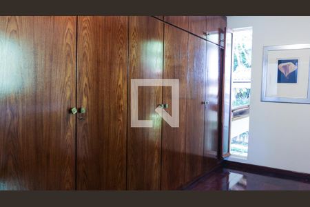 Casa de condomínio à venda com 1500m², 4 quartos e 8 vagas Casa de condomínio à venda com 1500m², 4 quartos e 8 vagasQuarto 1