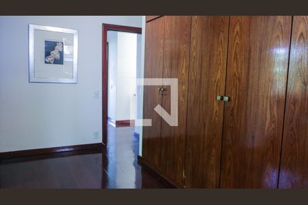 Casa de condomínio à venda com 1500m², 4 quartos e 8 vagas Casa de condomínio à venda com 1500m², 4 quartos e 8 vagasQuarto 1