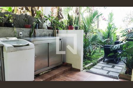 Casa de condomínio à venda com 1500m², 4 quartos e 8 vagas Casa de condomínio à venda com 1500m², 4 quartos e 8 vagasÁrea de Serviço