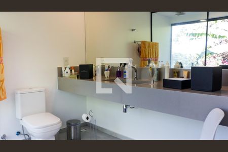 Casa de condomínio à venda com 1500m², 4 quartos e 8 vagas Casa de condomínio à venda com 1500m², 4 quartos e 8 vagasBanheiro da Suíte