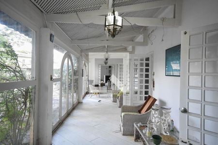 Casa à venda com 500m², 4 quartos e 5 vagas Casa à venda com 500m², 4 quartos e 5 vagasVaranda