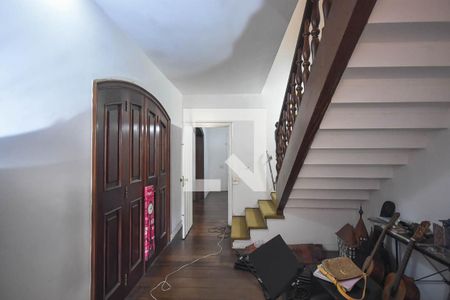 Casa à venda com 500m², 4 quartos e 5 vagas Casa à venda com 500m², 4 quartos e 5 vagasEscada