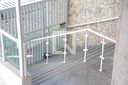 Apartamento para alugar com 70m², 2 quartos e 1 vagaÁrea comum  / escada