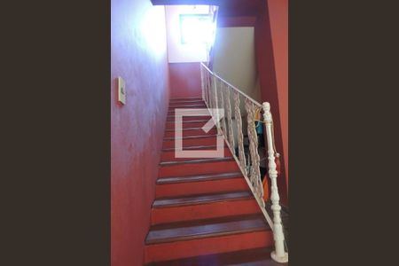 Casa de condomínio à venda com 440m², 4 quartos e 2 vagasEscada