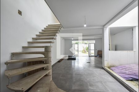 Casa à venda com 280m², 3 quartos e 3 vagasEscada