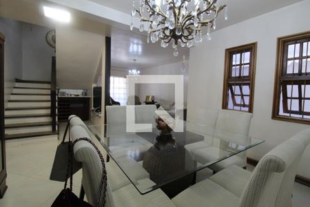 Casa à venda com 290m², 3 quartos e 3 vagasSala de Estar Com Varanda