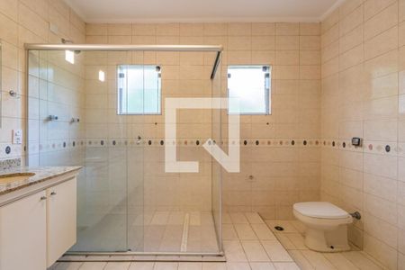 Casa de condomínio para alugar com 360m², 4 quartos e 4 vagasBanheiro da Suíte 2