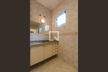 Casa de condomínio para alugar com 360m², 4 quartos e 4 vagasBanheiro Social