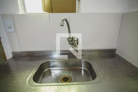 Sala / Cozinha - Torneira de casa para alugar com 1 quarto, 25m² em Cidade Domitila, São Paulo