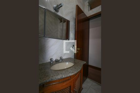 Casa à venda com 222m², 4 quartos e 2 vagasBanheiro da Suíte