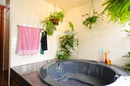 Casa de condomínio à venda com 540m², 4 quartos e 4 vagasBanheiro da Suíte 2