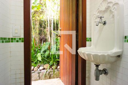 Casa de condomínio à venda com 540m², 4 quartos e 4 vagasBanheiro da Área Externa - Varanda Gourmet