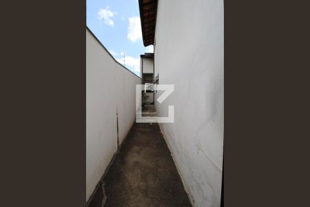 Casa à venda com 316m², 3 quartos e 6 vagasCorredor externo