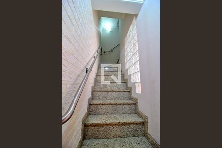 Casa de condomínio à venda com 158m², 3 quartos e 4 vagasEscada