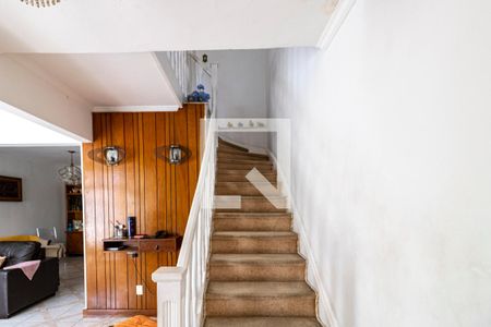 Casa à venda com 150m², 4 quartos e 3 vagas Casa à venda com 150m², 4 quartos e 3 vagasEscada