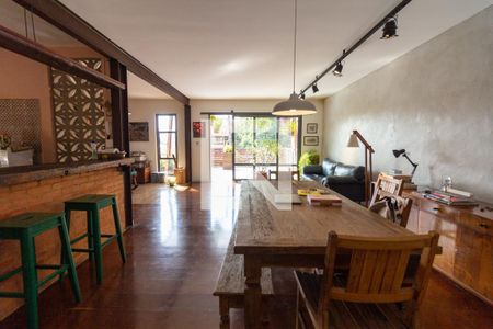 Sala de casa à venda com 4 quartos, 300m² em Vila Pirajussara, São Paulo