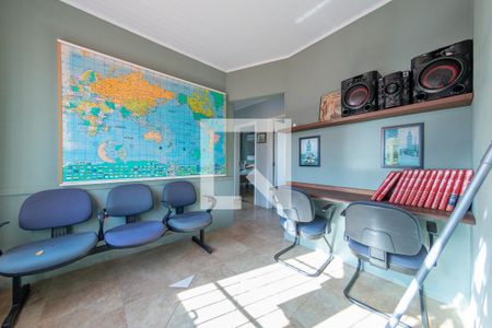 Casa à venda com 243m², 4 quartos e 4 vagas Casa à venda com 243m², 4 quartos e 4 vagasEscritório