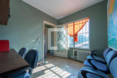 Casa à venda com 243m², 4 quartos e 4 vagas Casa à venda com 243m², 4 quartos e 4 vagasEscritório