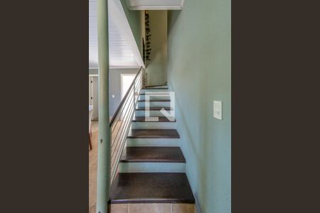 Casa à venda com 243m², 4 quartos e 4 vagas Casa à venda com 243m², 4 quartos e 4 vagasEscada