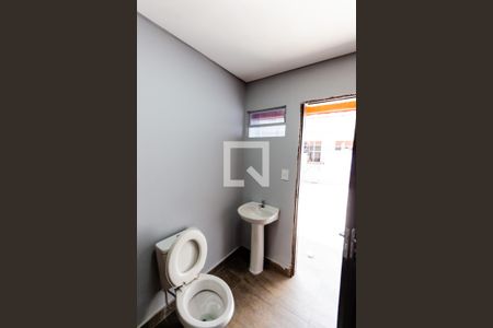 Casa para alugar com 413m², 4 quartos e 8 vagas Casa para alugar com 413m², 4 quartos e 8 vagasBanheiro do Quintal