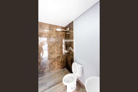 Casa para alugar com 413m², 4 quartos e 8 vagas Casa para alugar com 413m², 4 quartos e 8 vagasBanheiro do Quintal