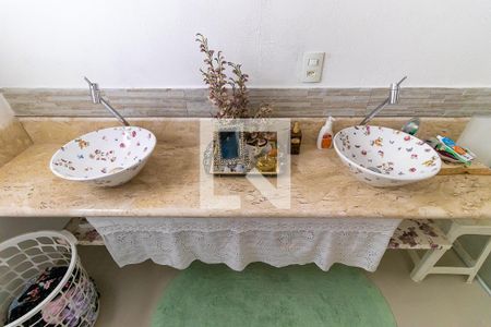 Casa à venda com 274m², 4 quartos e 1 vagaBanheiro da suíte