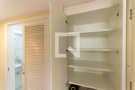 Apartamento à venda com 105m², 2 quartos e 1 vagaCorredor armário