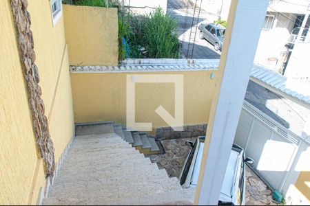 Casa à venda com 180m², 4 quartos e 2 vagasEscada