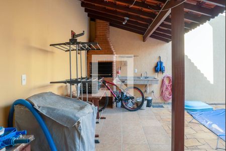 Casa de condomínio à venda com 253m², 3 quartos e 6 vagas Casa de condomínio à venda com 253m², 3 quartos e 6 vagasQuintal