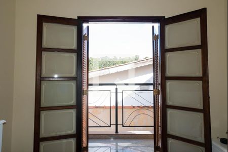 Casa de condomínio à venda com 253m², 3 quartos e 6 vagas Casa de condomínio à venda com 253m², 3 quartos e 6 vagasVaranda da suíte