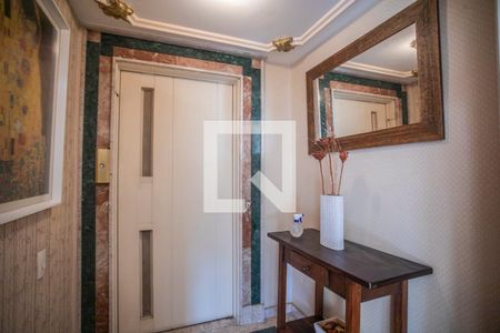 Apartamento à venda com 168m², 4 quartos e 4 vagas Apartamento à venda com 168m², 4 quartos e 4 vagasHall