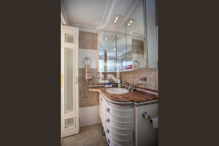 Apartamento à venda com 168m², 4 quartos e 4 vagas Apartamento à venda com 168m², 4 quartos e 4 vagasBanheiro Suíte