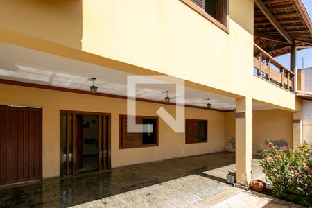 Casa à venda com 400m², 4 quartos e 4 vagas Casa à venda com 400m², 4 quartos e 4 vagasFachada