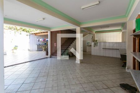 Casa à venda com 400m², 4 quartos e 4 vagas Casa à venda com 400m², 4 quartos e 4 vagasVaranda