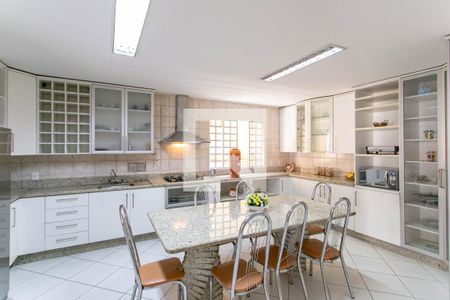 Casa à venda com 400m², 4 quartos e 4 vagas Casa à venda com 400m², 4 quartos e 4 vagasCozinha