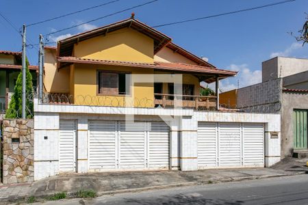 Casa à venda com 400m², 4 quartos e 4 vagas Casa à venda com 400m², 4 quartos e 4 vagasFachada