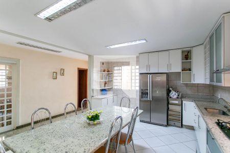 Casa à venda com 400m², 4 quartos e 4 vagas Casa à venda com 400m², 4 quartos e 4 vagasCozinha