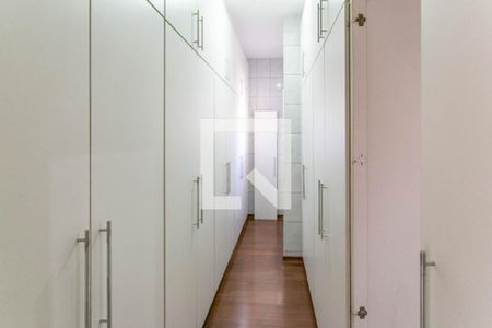 Casa à venda com 400m², 4 quartos e 4 vagas Casa à venda com 400m², 4 quartos e 4 vagasCloset do quarto