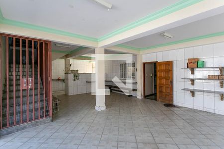 Casa à venda com 400m², 4 quartos e 4 vagas Casa à venda com 400m², 4 quartos e 4 vagasVaranda