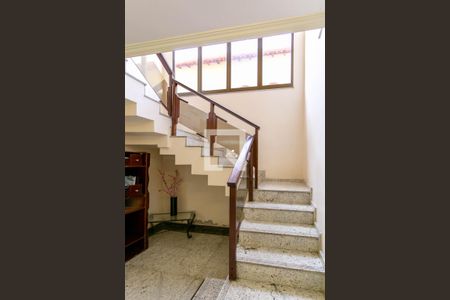 Casa à venda com 400m², 4 quartos e 4 vagas Casa à venda com 400m², 4 quartos e 4 vagasEscada