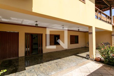 Casa à venda com 400m², 4 quartos e 4 vagas Casa à venda com 400m², 4 quartos e 4 vagasFachada